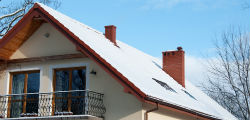 Jak zabezpieczyć dach w czasie zimy?